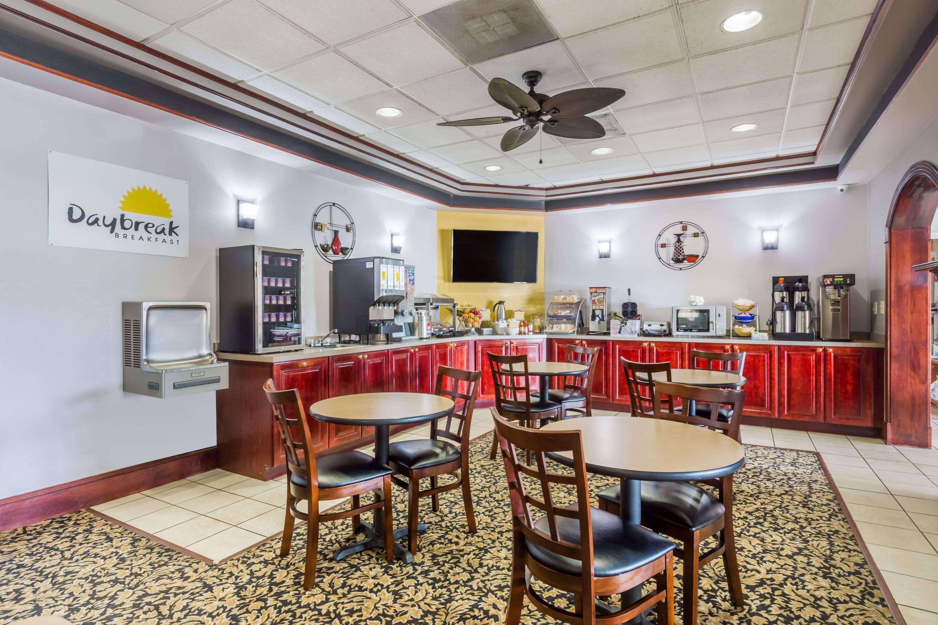 Days Inn By Wyndham Pearl/Jackson Airport Exterior photo
